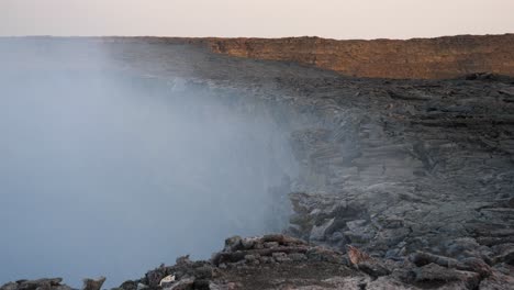 Handgeführte-Aufnahme,-Die-Den-Rauch-Einfängt,-Der-Aus-Dem-Krater-Des-Dallol-vulkans-Kommt