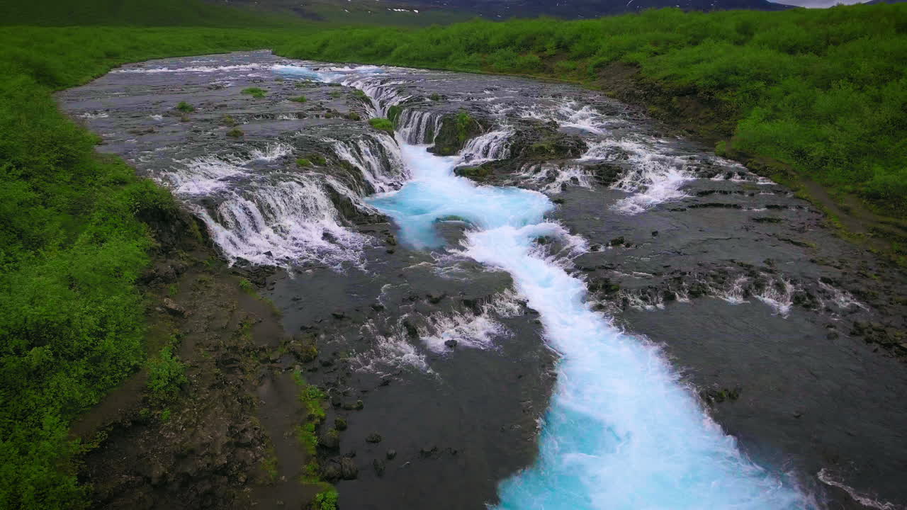 vista aérea desde un avión no tripulado de la cascada de bruarfoss en brekkuskogur, islandia.