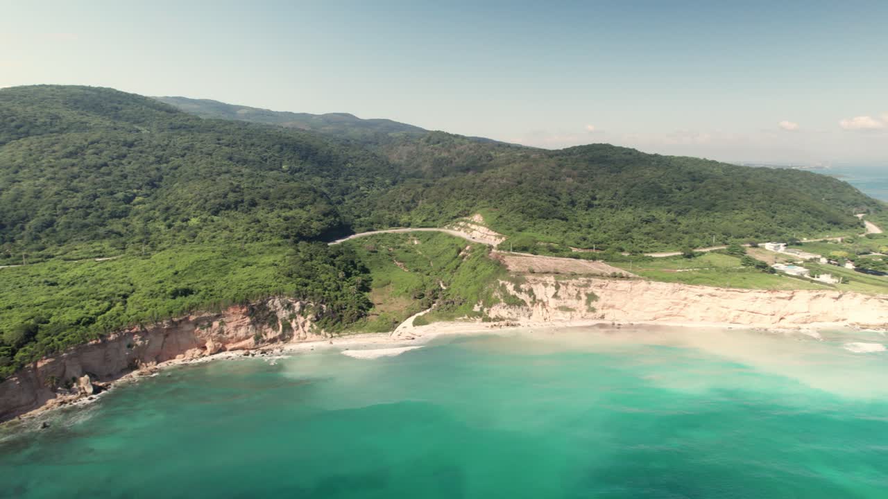 Panoramica aerea della costa caraibica con acque turchesi, Barahona, Repubblica Dominicana