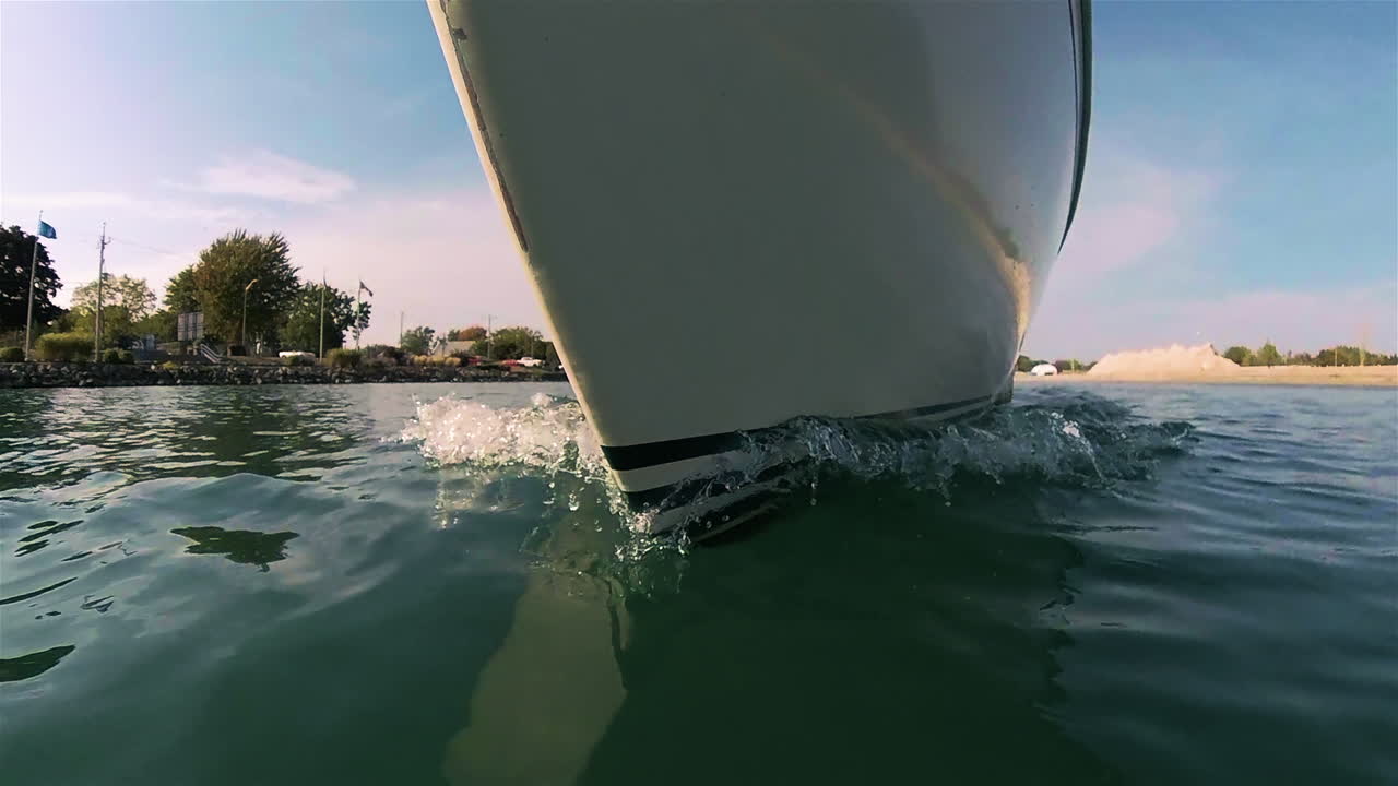 에리 호수(lake erie)에서 우물과 운하 입구를 순항하는 보트의 전면 모습, 수위 샷