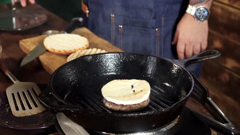 haciendo una hamburguesa con queso