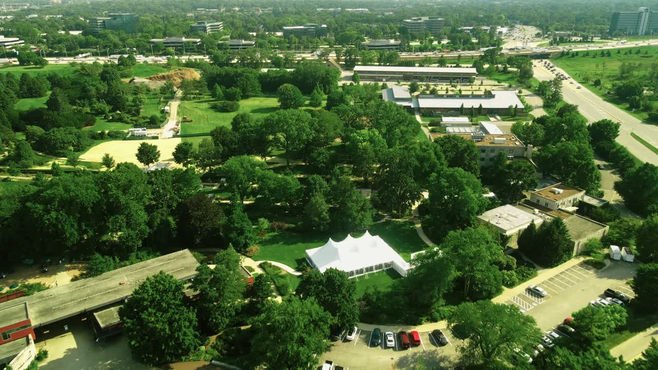 외부의 바쁜 도로와 함께 아름다운 모튼 수목원의 드론 샷