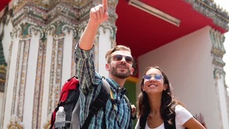 una pareja de turistas en un templo tailandés en vacaciones de verano en bangkok, tailandia