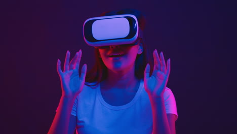 mulher experimentando a tecnologia vr