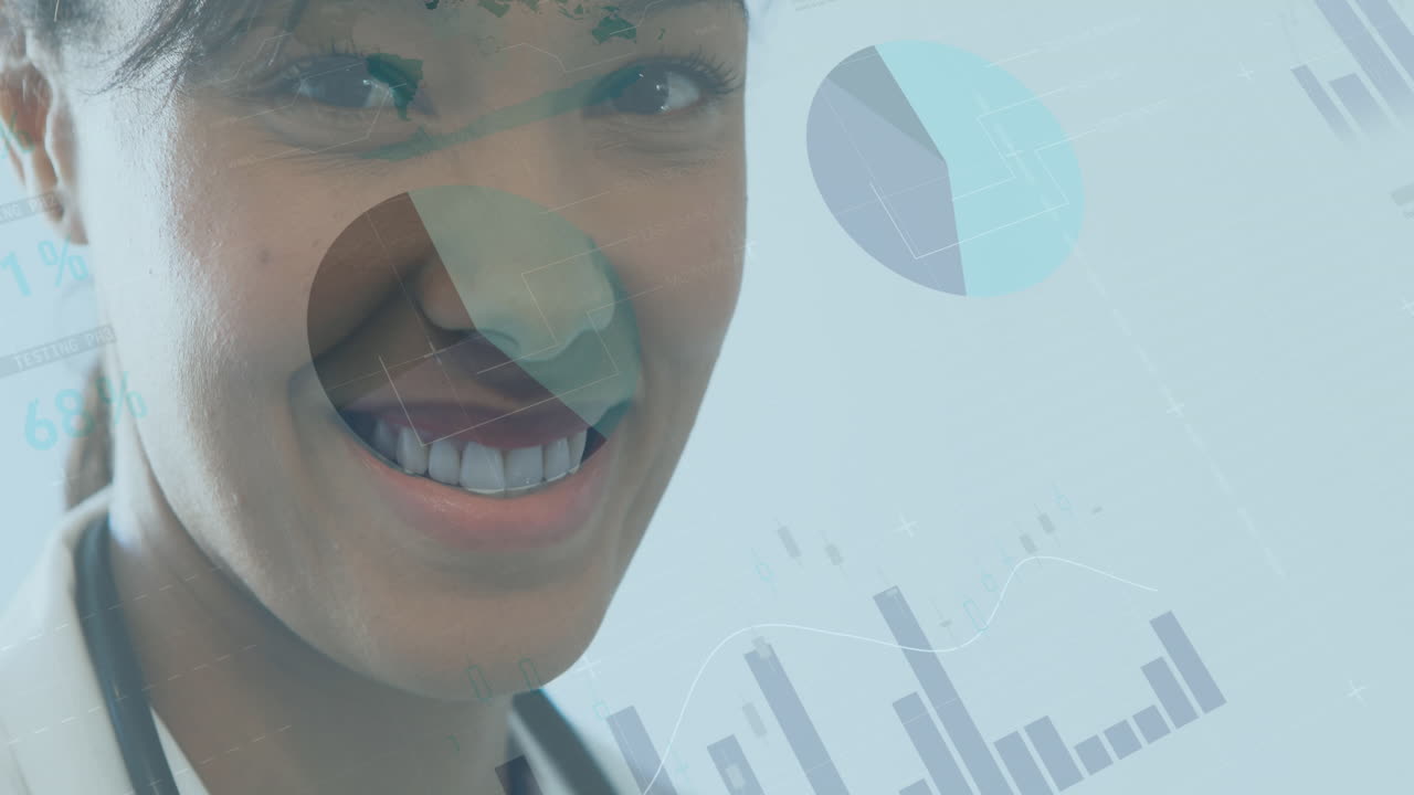 animación del procesamiento de datos sobre una doctora biracial sonriendo