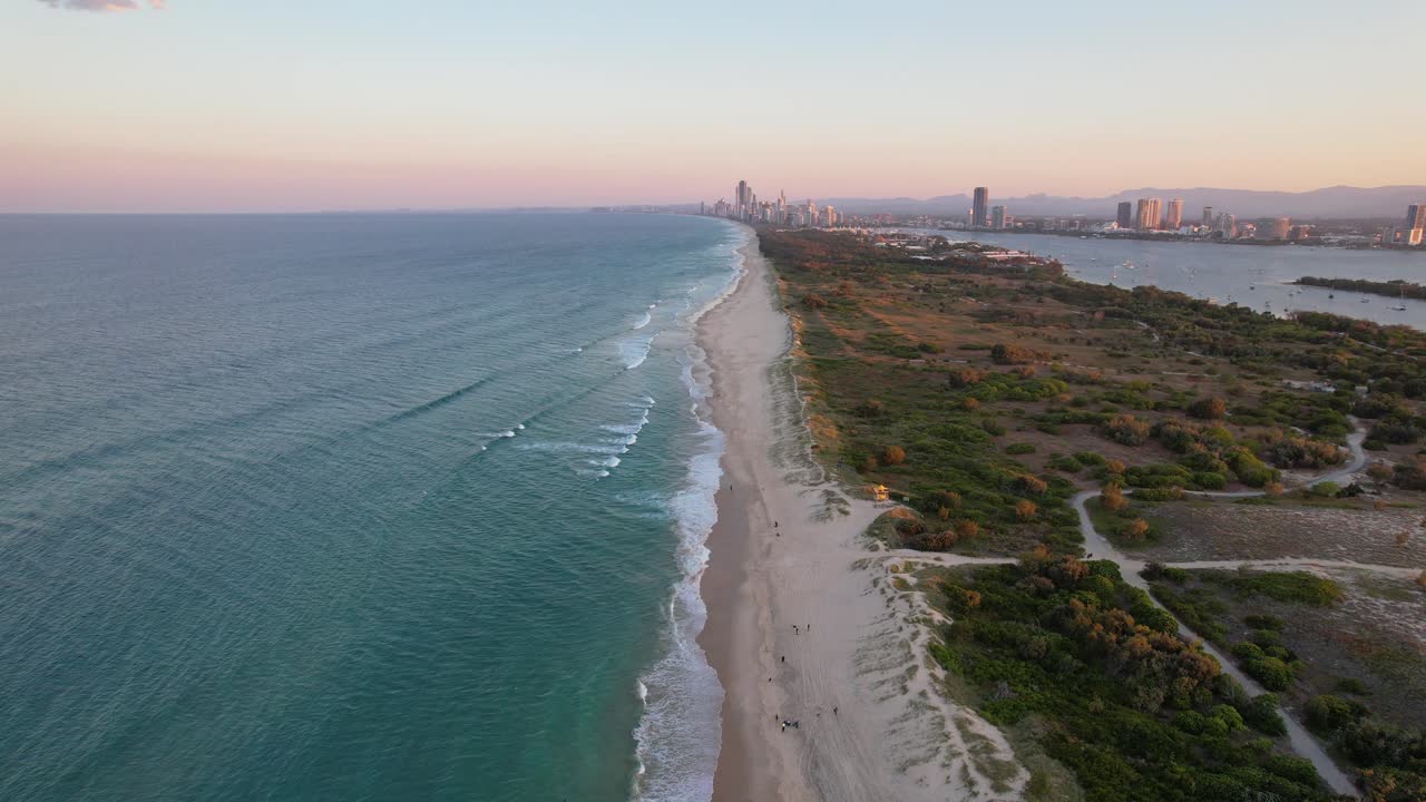 Vista aerea di Main Beach da The Spit, Gold Coast - Molo dei pescatori all'alba