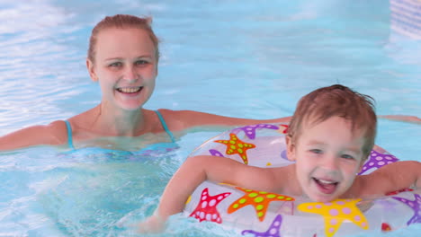 Genießen-Sie-Die-Zeit-Im-Schwimmbad