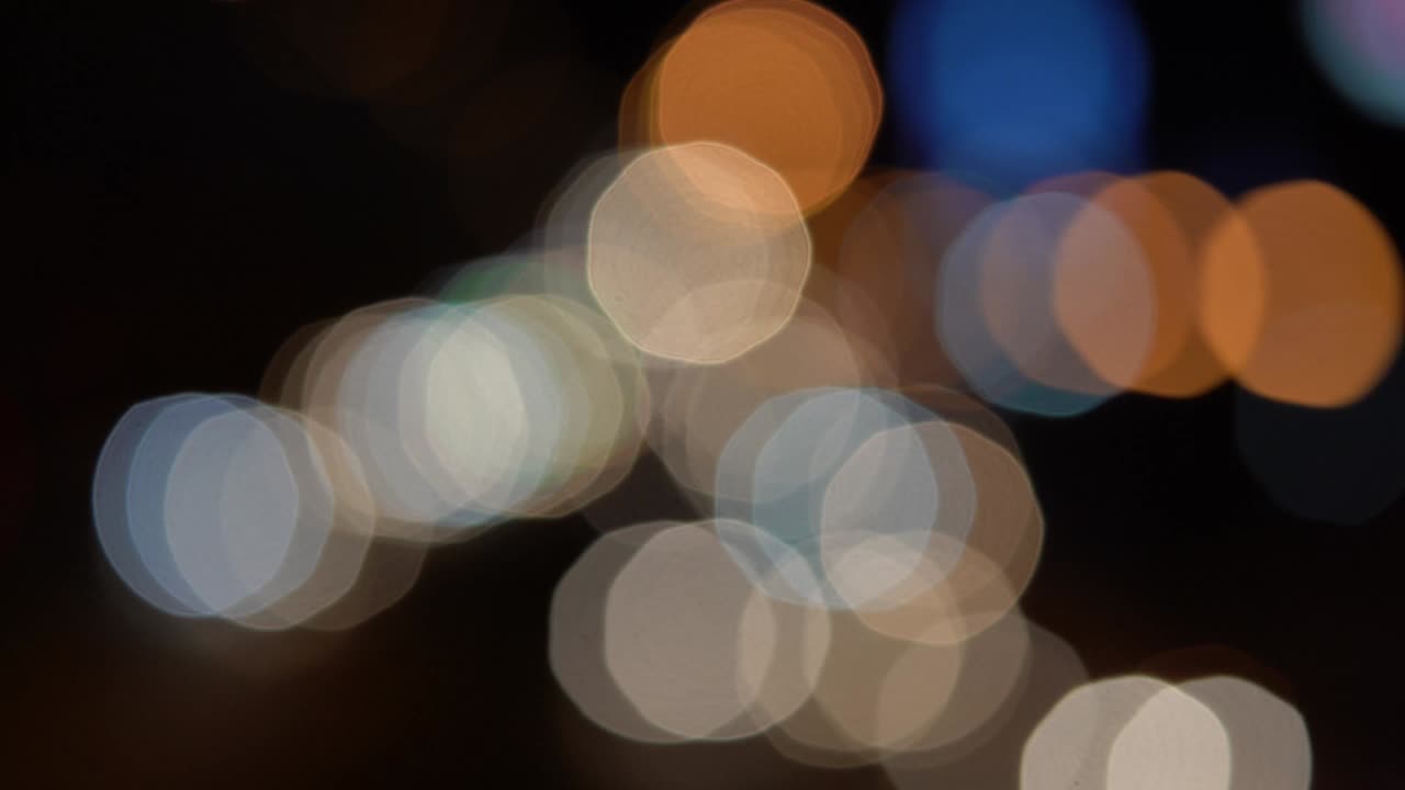 círculo borroso bokeh tráfico en la carretera por la noche