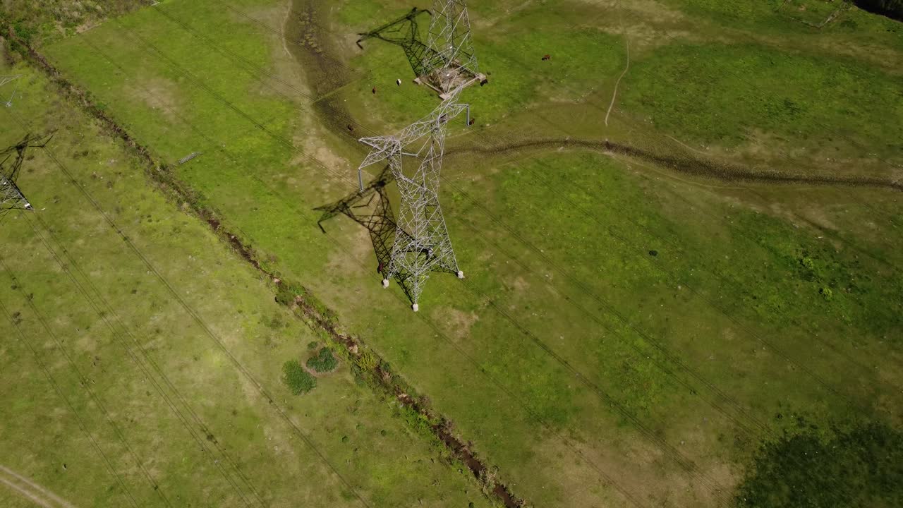 vista aérea de torres de transmisión en zona rural