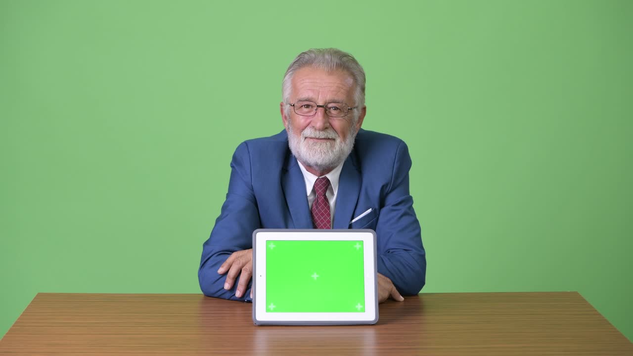 초록색 배경 에 있는 잘생긴 수염 이 있는 상인