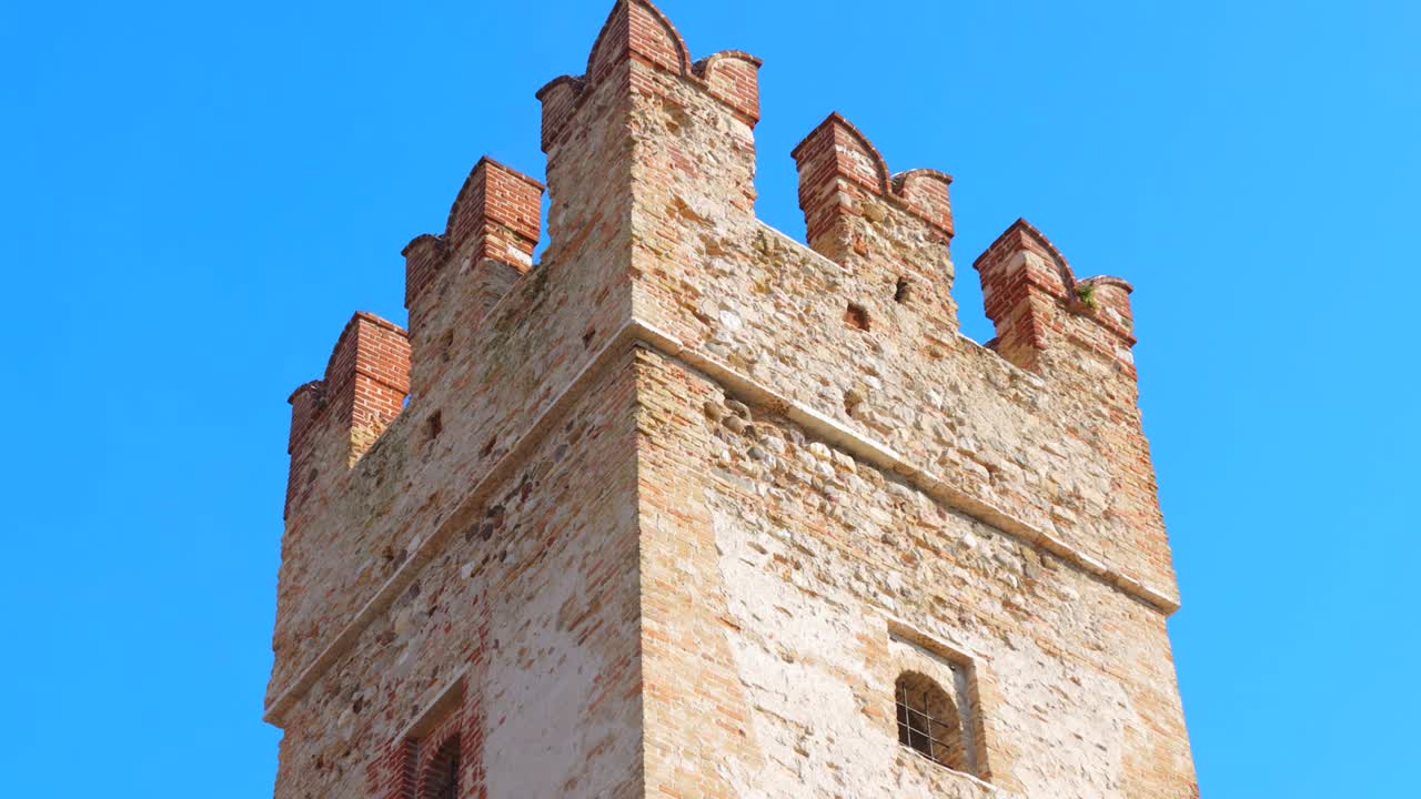 detalle de ángulo bajo de la torre del castillo de sirmione, italia.
