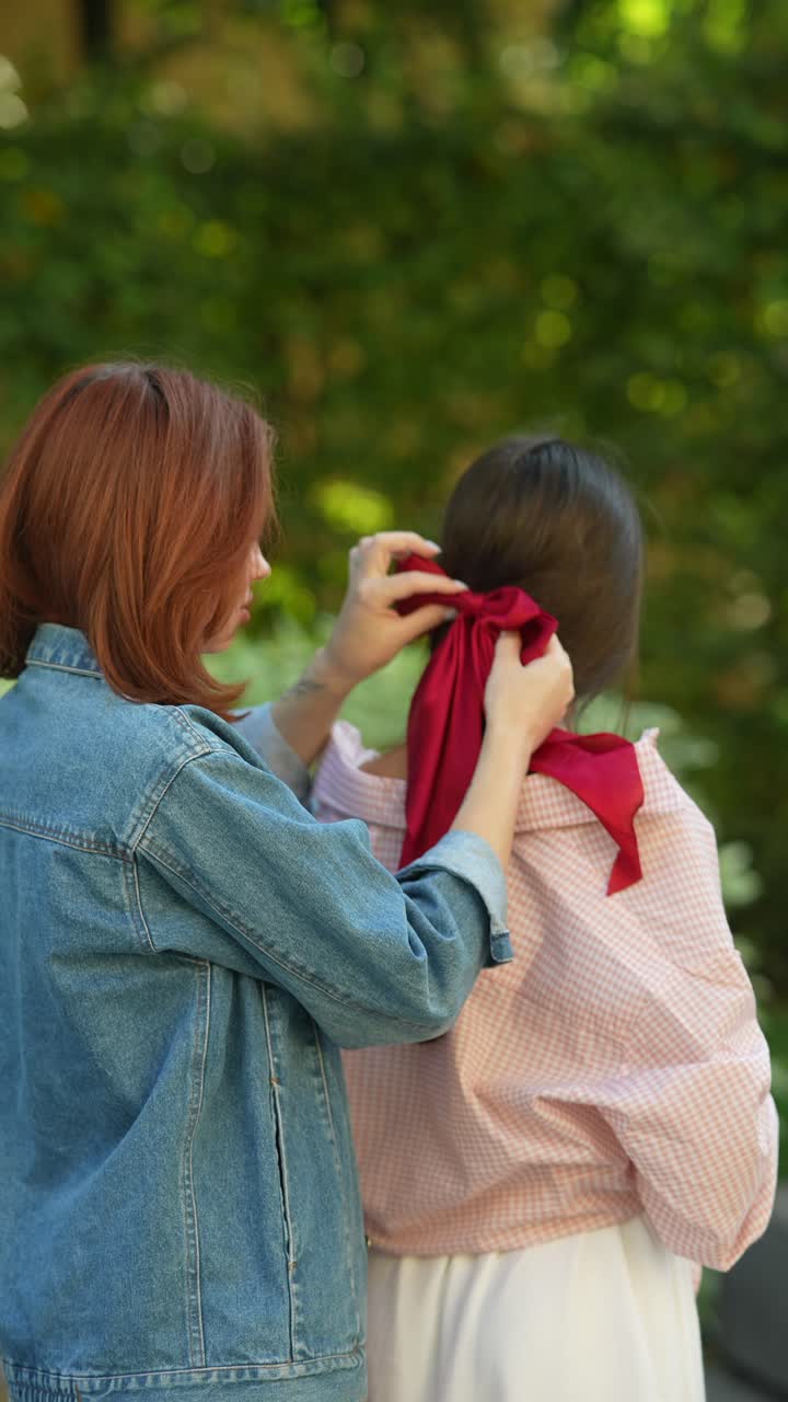 amigos peinando el cabello con cinta roja