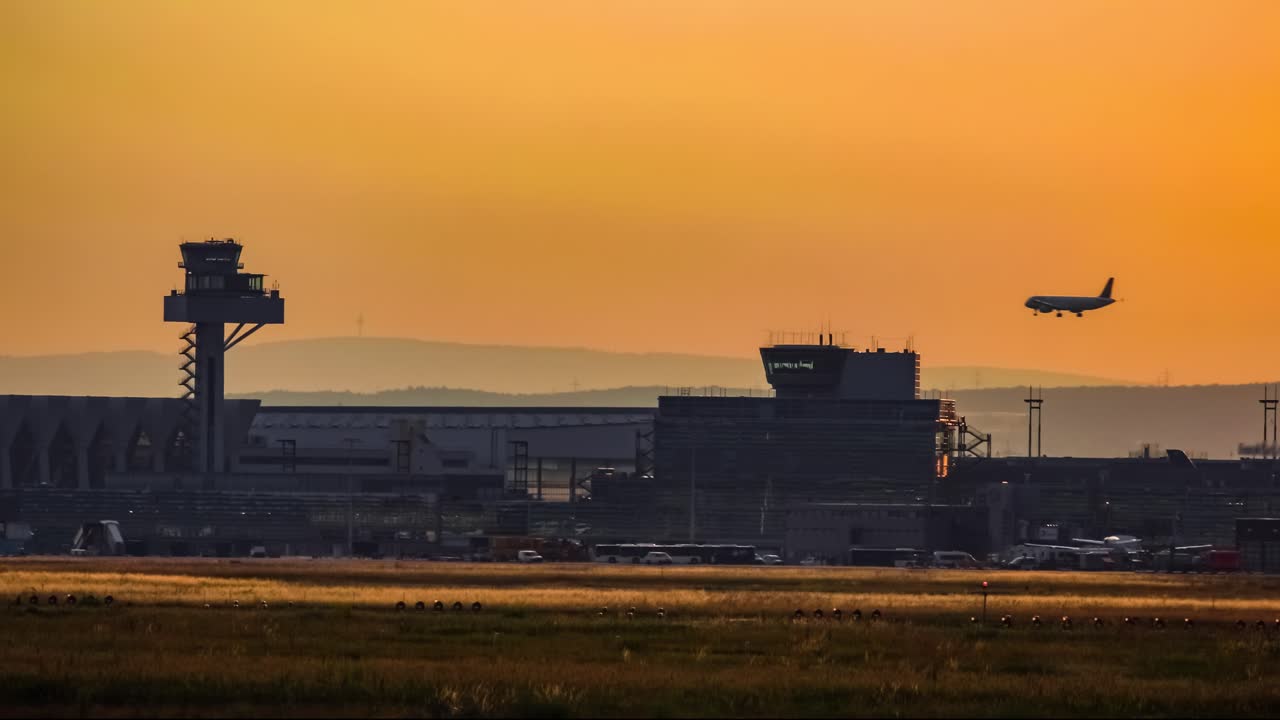 avión de pasajeros aterrizando en el aeropuerto al atardecer