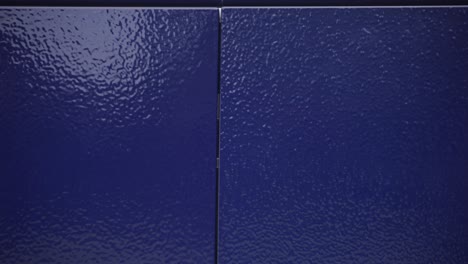 el esmalte azul del exterior de la cocina se dibuja