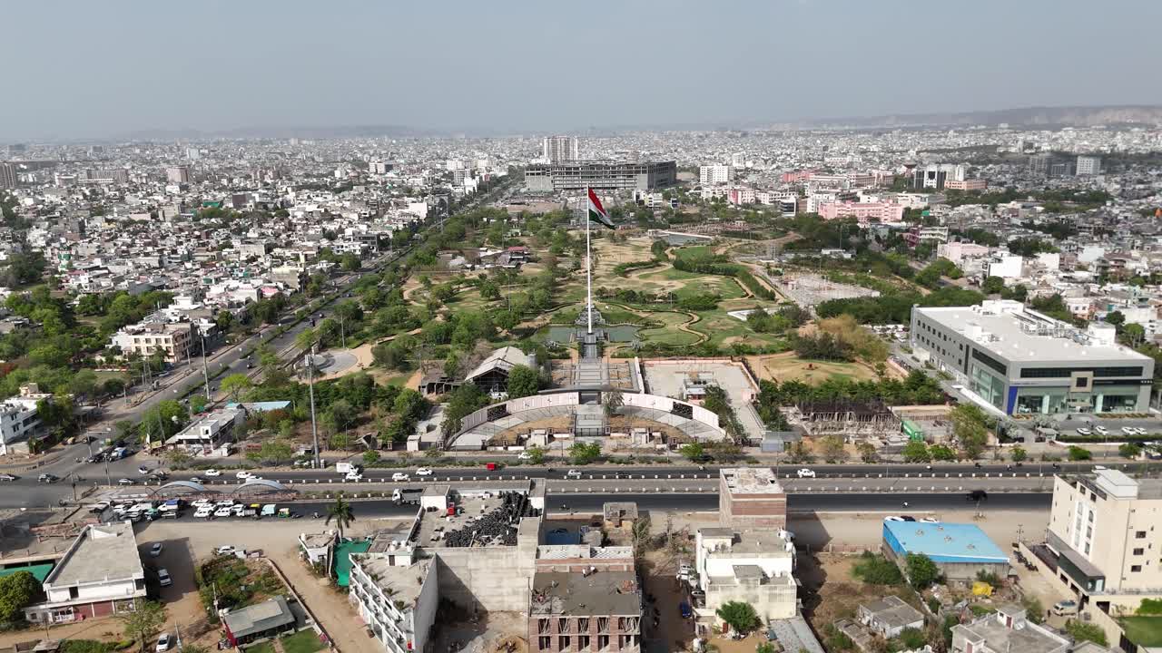 Vita cittadina vista dall'alto, con edifici, strade e trasporti in movimento