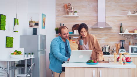 hombre de negocios usando una computadora portátil