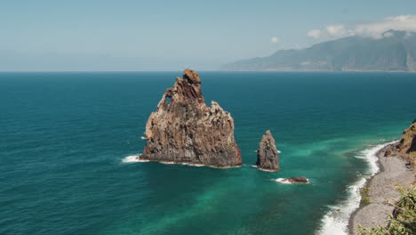 ilheus da rib formación rocosa junto a las tranquilas aguas azules del océano atlántico, pila de mar en ribeira da janela, madeira, portugal