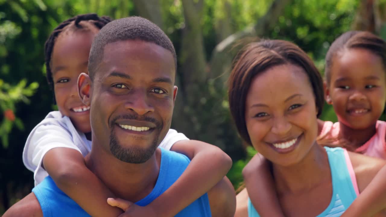 부모님이 자녀를 안고