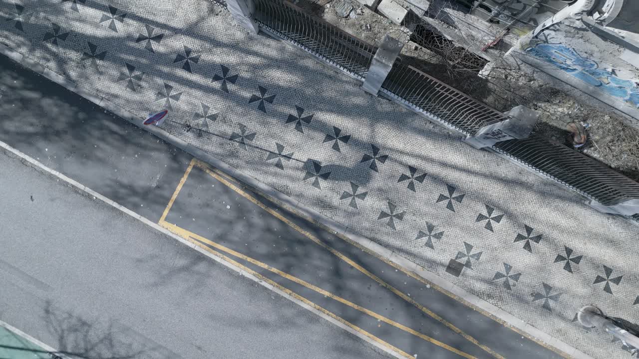 위에서 그리고 가까이서 본 고대 모자이크 바닥은 거대한 일출에 의해 약간의 그림자가 있는 왼쪽에 시대를 초월한 아름다움과 역사적인 유적의 걸작을 보여줍니다