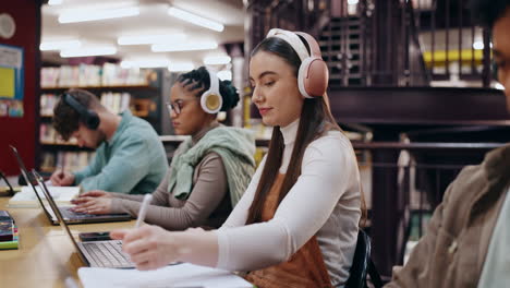estudiantes que estudian en una biblioteca moderna