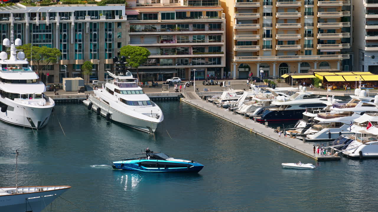 Barche bianche ormeggiate nel porto turistico di Monaco