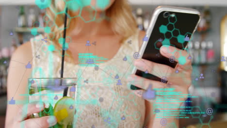 animación de una red de iconos digitales sobre la sección media de una mujer caucásica usando un teléfono inteligente en un bar