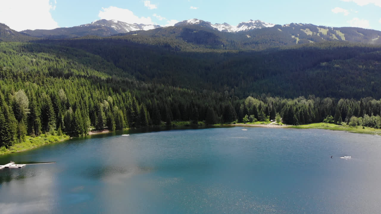 una antena de drones de un hermoso lago majestuoso ubicado en whistler, columbia británica
