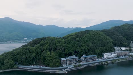 Volando-Sobre-El-Lago-Kawaguchi-Y-La-Zona-Residencial-De-La-Montaña-Fuji,-Japón