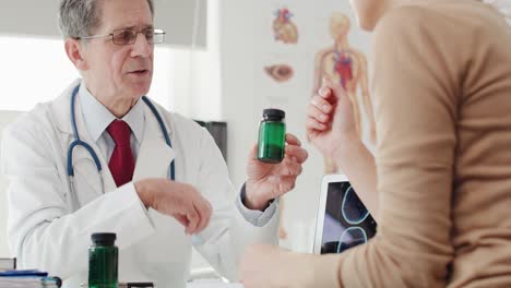vista de mano del médico dando a la mujer las píldoras