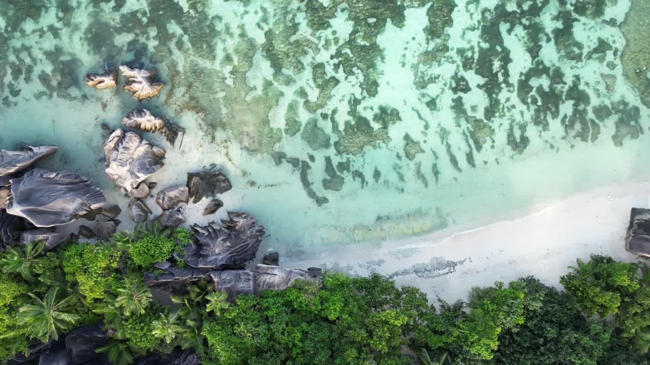 Vista aerea di spiaggia tropicale con acqua turchese e rocce di granito