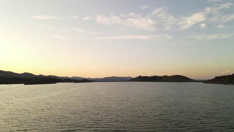 Puesta-De-Sol-Sobre-El-Embalse