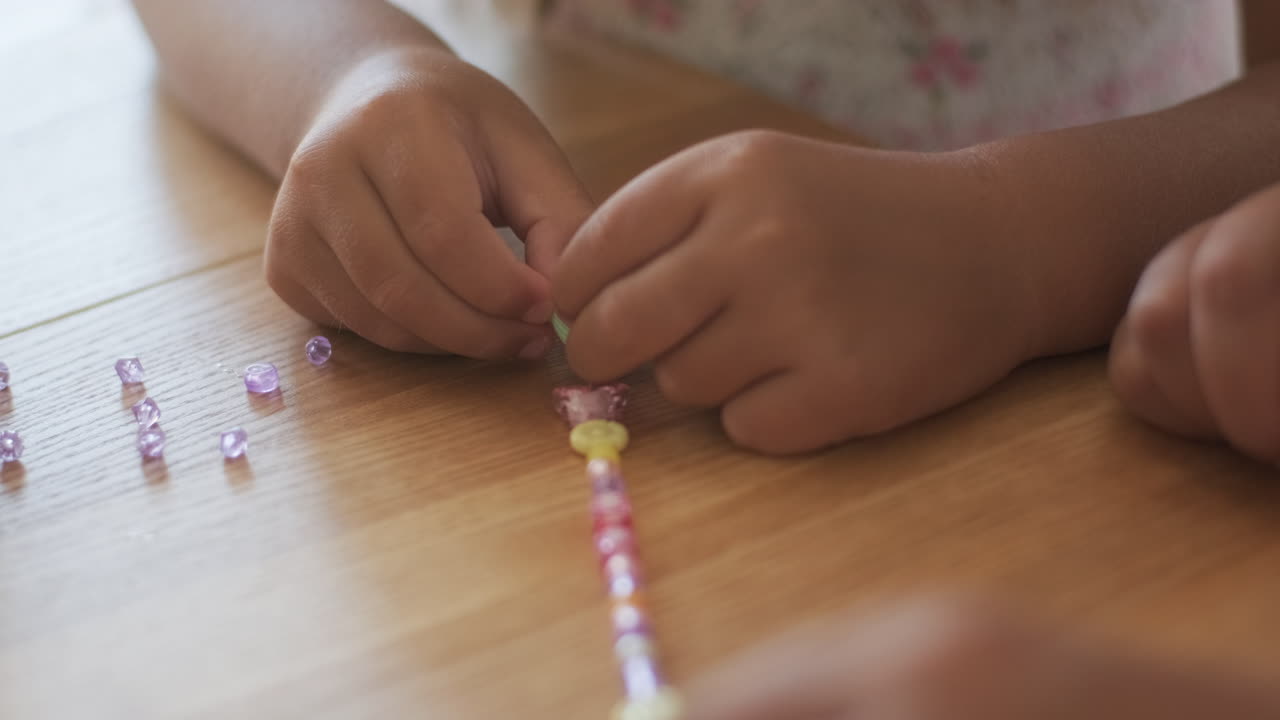 niños haciendo pulseras