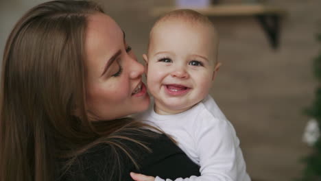 Joven-Madre-Sosteniendo-A-Su-Hijo-Recién-Nacido-A-Cámara-Lenta.-Familia-En-Casa,-Mamá-Y-Bebé,-Para-Navidad