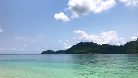 Schöner-Meeresstrand-Mit-Wunderschönem-Himmel