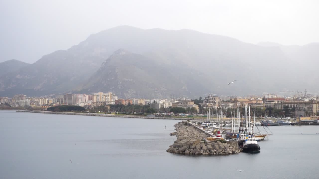 산 과 항구 가 있는 해안 도시 풍경