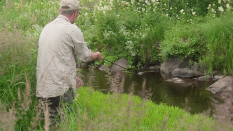 Hombre-Pescando-Con-Mosca-En-Un-Pequeño-Arroyo