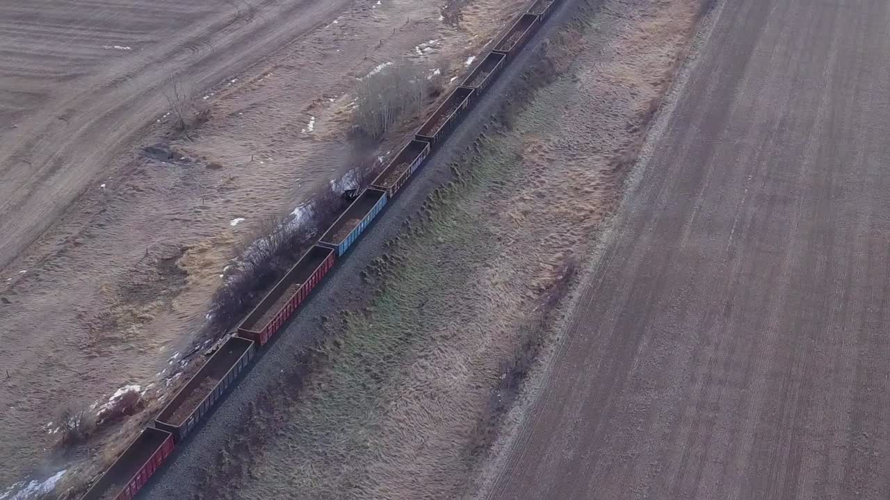 서쪽으로 향하는 빈 열차의 높은 각도 보기