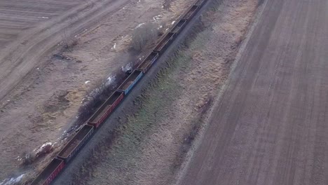 Blick-Aus-Der-Vogelperspektive-Auf-Leere-Waggons-In-Richtung-Westen