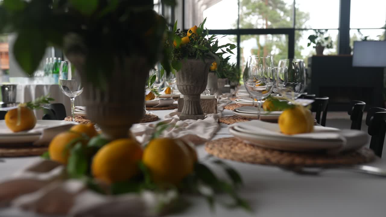 레몬 장식으로 우아한 테이블 세팅