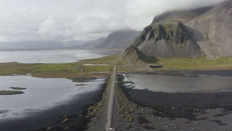 Luftaufnahme-Der-Vestrahorn-Road-In-Island-An-Einem-Bewölkten-Tag---Drohnenaufnahme