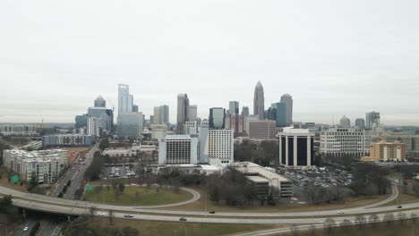 Uptown-Charlotte,-Carolina-Del-Norte-Drone-En-Un-Día-Nublado