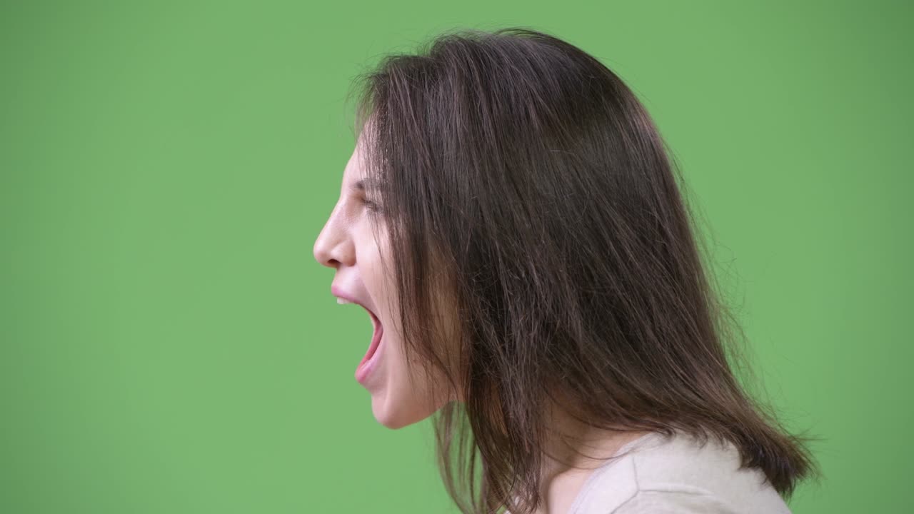 Vista di profilo di una giovane donna bellissima che si rilassa con gli occhi chiusi