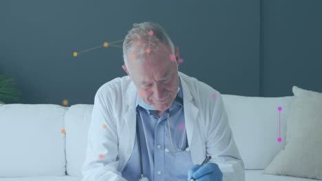 animación de la red de conexiones a través del médico senior caucásico tomando notas en casa.