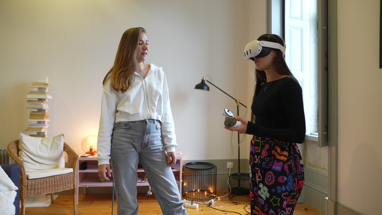 두 명의 여성이 거실에서 vr을 경험하고 있습니다.