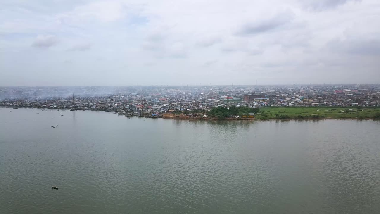 Pohled z dronu na Makoko, chudinskou čtvrť v Lagosu, Nigérie.
