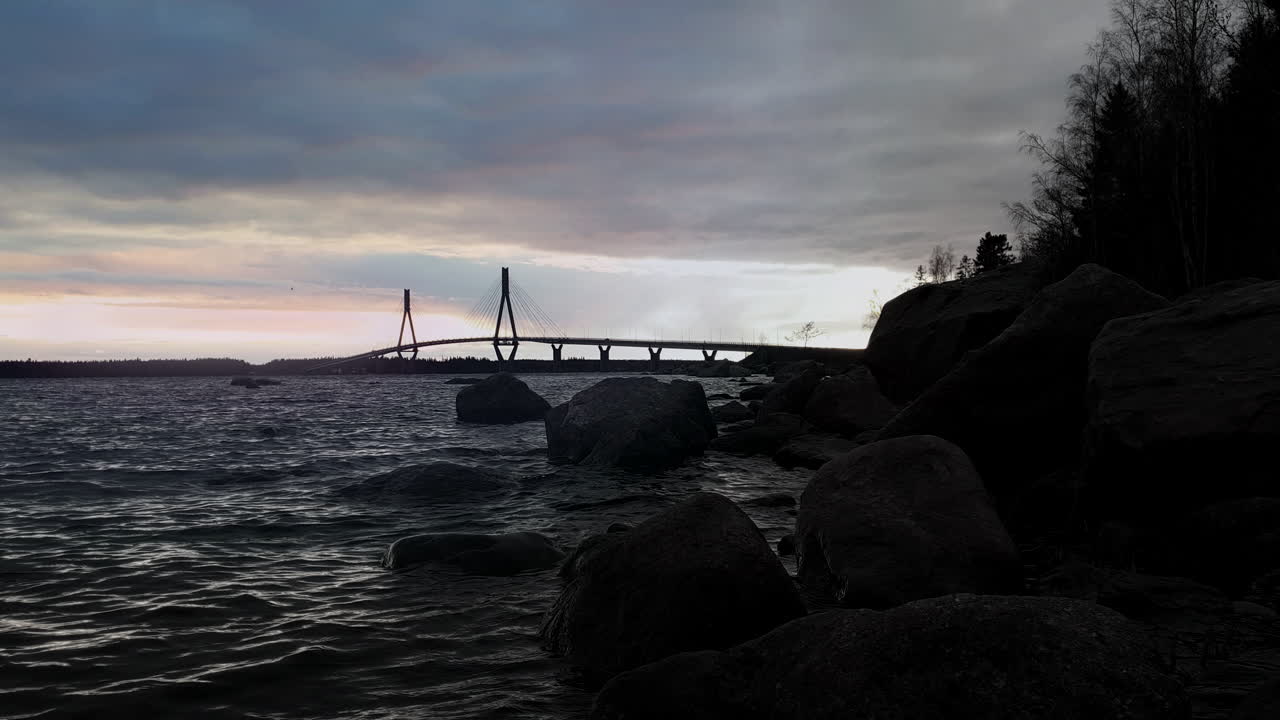 희망의 다리에 있는 빛과 어둠, 다른 쪽에서 더 밝고 더 나은 미래를 바라는 포스트 팬데믹 개념