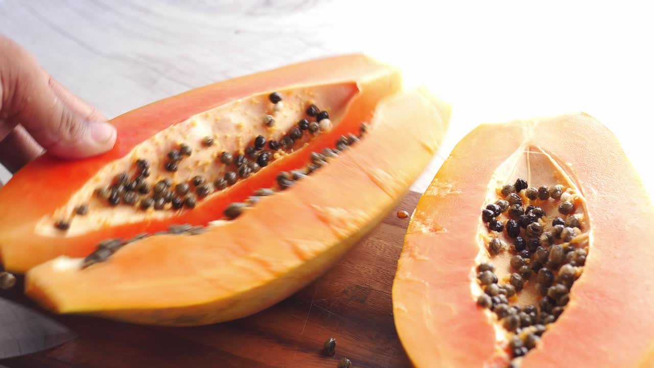 una rebanada de papaya en un plato blanco