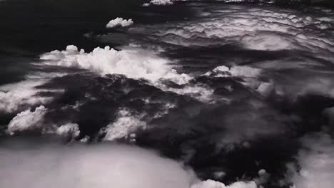 panorama de nubes desde el cielo en blanco y negro
