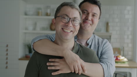 una pareja gay feliz en una cocina.