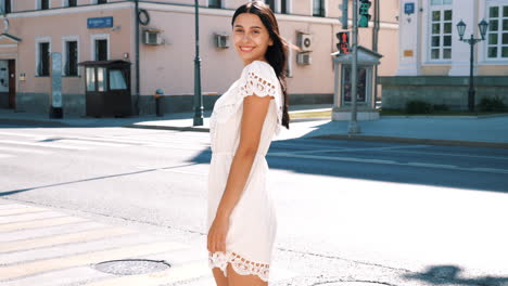 mujer con un vestido blanco en una calle de la ciudad